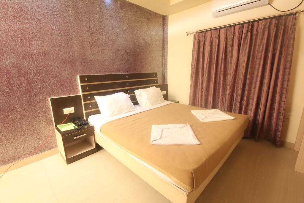 Urmee Hotel บูบันเนสชวาร์ ภายนอก รูปภาพ